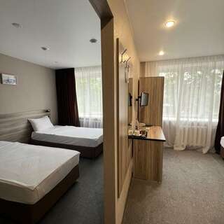 Гостиница Полёт Красноярск Трехместный номер с раздельными кроватями-5